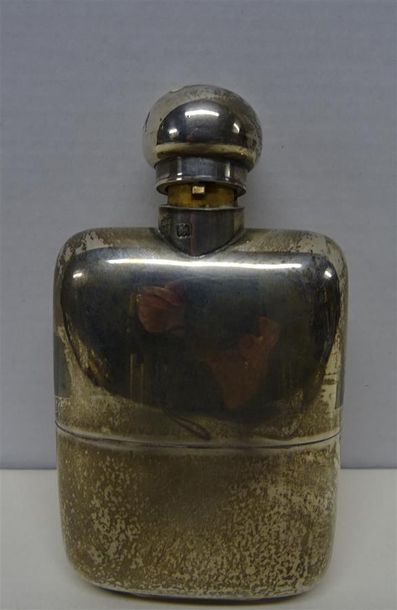 null Flasque et son gobelet, en argent uni. Angleterre, XIXe siècle H. 10,5 cm -...