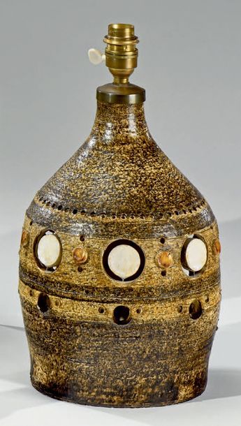 Georges PELLETIER (né en 1935) Lampe de table en céramique émaillée ajourée à décor...