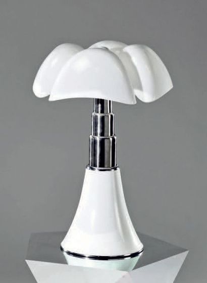 Gae AULENTI (née en 1927) - Édition MARTINELLI LUCE Lampe modèle «Pipistrello» en...