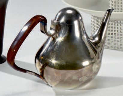 Henning KOPPEL (1918-1981) - Georg JENSEN Cafetière modèle «1017» en argent et prise...