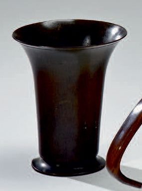 Just Andersen (1884-1943) Vase cornet sur talon en bronze patiné
Marqué JUST DENMARK...