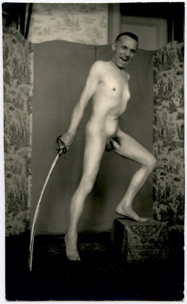 PIERRE MOLINIER (1900-1976) Autoportrait ou l'homme au sabre
Tirage argentique d'époque
H....