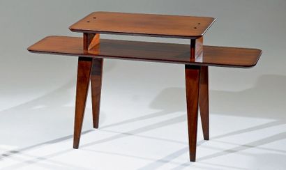 André SORNAY (1902-2000) Table basse à deux plateaux, en frêne verni
H. 59 cm - L....