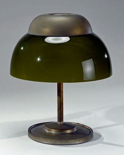 TRAVAIL des années 1950 Lampe de table, base cylindrique et fut en métal à patine...