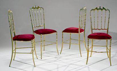 Travail italien des années 1950 Suite de quatre chaises Chiavari en laiton doré et...