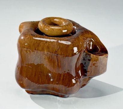 Georges JOUVE (1910-1964) Pot à tabac de forme libre en céramique émaillée bistre,vers...