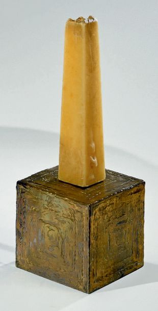 Costa COULENTIANOS (1918-1995) Pique-cierge à base cubique en bronze moulé doré
H....