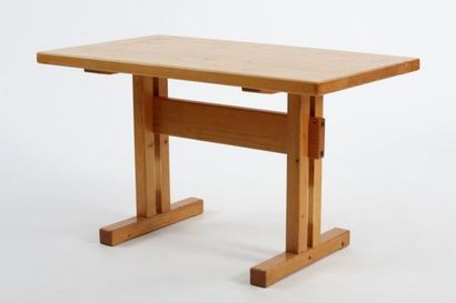 Charlotte PERRIAND (1903-1999) Table à plateau rectangulaire et piétement à entretoise...