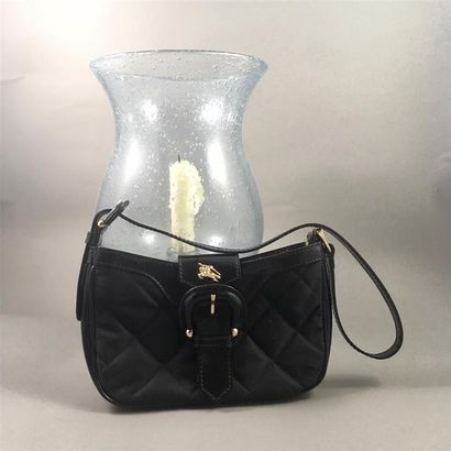 null BURBERRY. Petit sac porté épaule en toile matelassée et cuir glacé noir, fermoir...