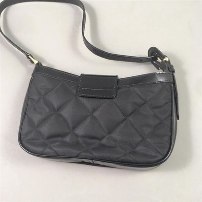 null BURBERRY. Petit sac porté épaule en toile matelassée et cuir glacé noir, fermoir...