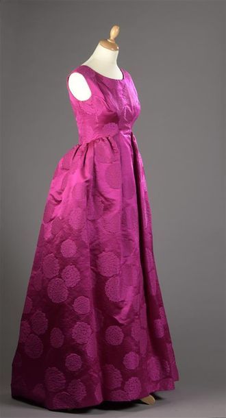 null GIVENCHY Haute Couture n°18-481, cira 1956 . 
Robe du soir en soie façonnée...