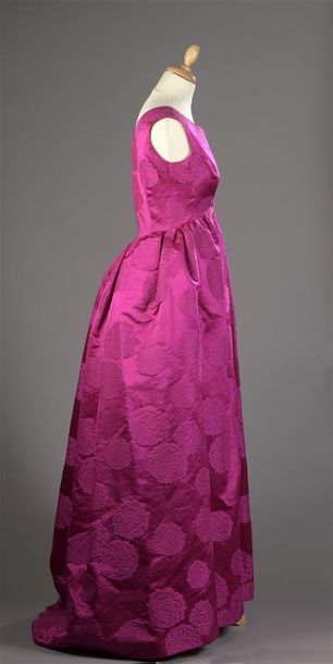 null GIVENCHY Haute Couture n°18-481, cira 1956 . 
Robe du soir en soie façonnée...