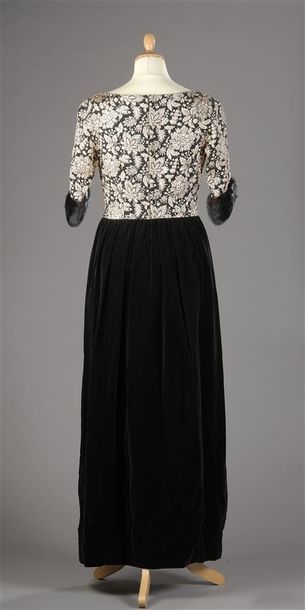 null WORTH Model London. Robe du soir en velours noir, haut broché à motif floral...