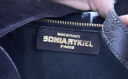 null SONIA RYKIEL. Important sac bourse en satin matelassé noir, gansé de daim noir,...