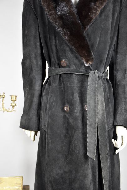 null ZILLY sans griffe. Trench coat en daim noir, important col châle gansé de vison,...