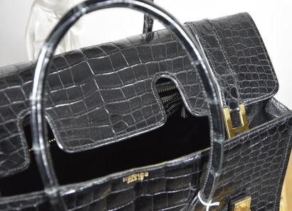 null HERMES Paris, circa 1956.. Sac à main modèle Drag en crocodile noir, double...