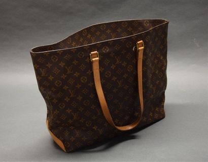 null LOUIS VUITTON Sac ALTO, grand modèle, en toile monogram et cuir naturel, sans...