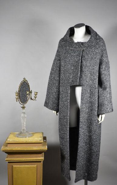 null YOHJI YAMAMOTO. Long manteau en tweed de laine chiné gris/noir/blanc découpé...