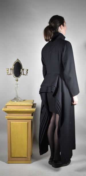 null YOHJI YAMAMOTO. Long manteau en gabardine de laine noir, col cranté sur simple...