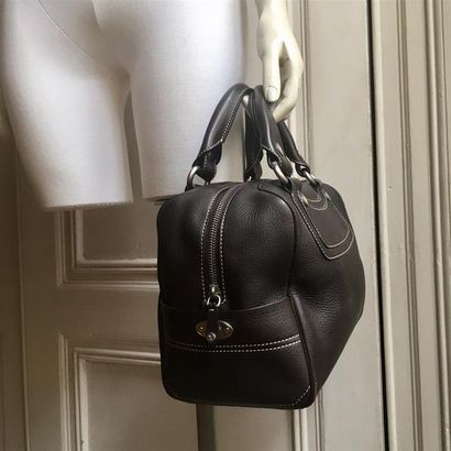 null CELINE. Sac Boogie en cuir marron à surpiqûres blanches, double poignée, fermeture...