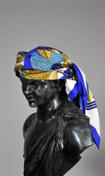 null HERMES Paris.
Carré en soie imprimée titré Les perroquets, à dominante bleu,...