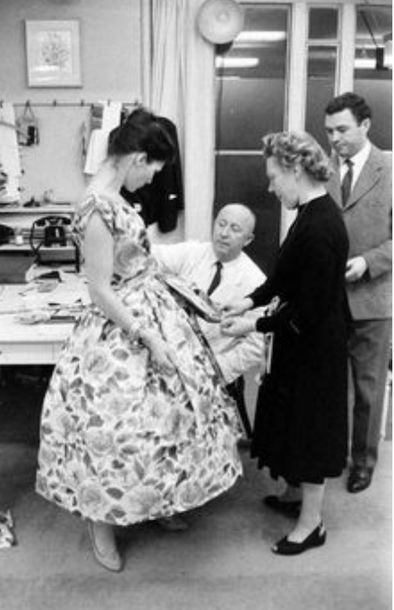 null CHRISTIAN DIOR Haute Couture, Printemps Eté 1957, n°8? ??? ligne Libre. Robe...