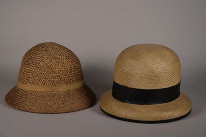null Deux chapeaux cloche, vers 1920-1930, l'un en rabane ceint d'un ruban en gros...