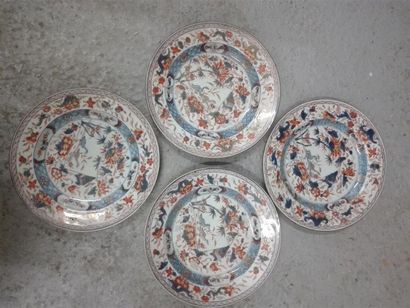 null Lot de quatre assiettes en porcelaine à décor Imari D. 22,5 cm