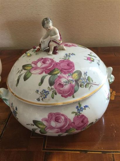 null MEISSEN, XIXe siècle Terrine couverte en porcelaine, prise en forme d'enfant,...