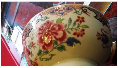 null CHINE, XVIIIe siècle Bol en porcelaine émaillée polychrome de la famille rose...