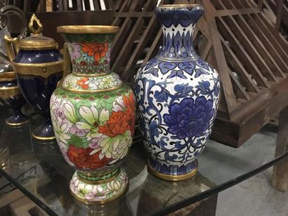 null Lot comprenant deux vases chinois et leurs socles en bois