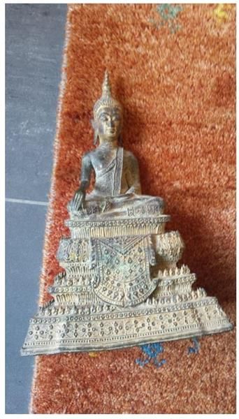 null THAÏLANDE, XIXe siècle Statuette de bouddha en bronze à traces de laque or,...