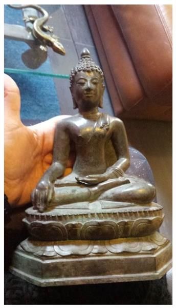 null THAÏLANDE, XIXe siècle Statuette de bouddha en bronze à patine brune assis sur...