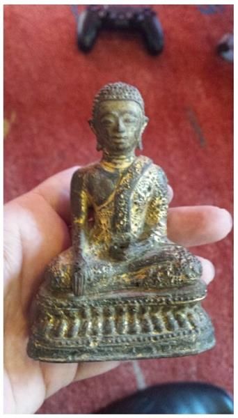 null THAÏLANDE, XIXe siècle Statuette de bouddha en bronze à traces de laque or,...