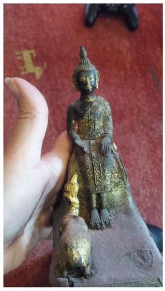 null THAÏLANDE, XIXe siècle Statuette de bouddha debout sur un socle rectangulaire...
