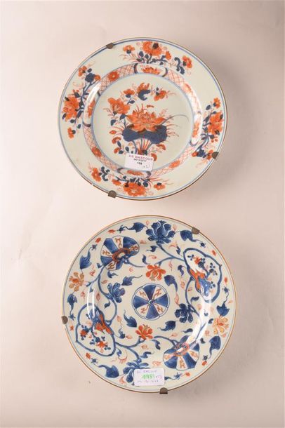 null JAPON Deux assiettes en porcelaine Imari D. 23 cm