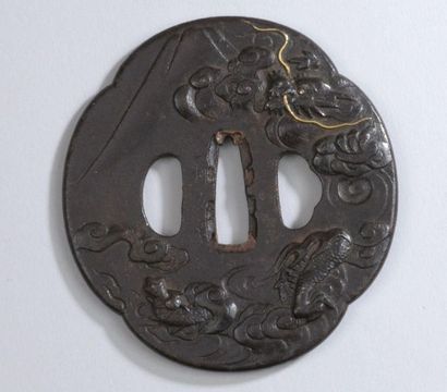 null JAPON, Epoque Edo (1603-1868) Tsuba tetsu mokko-gata à décor en relief et incrusté...
