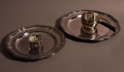 null Lot en métal argenté comprenant deux plats ronds à bords filets contours, un...