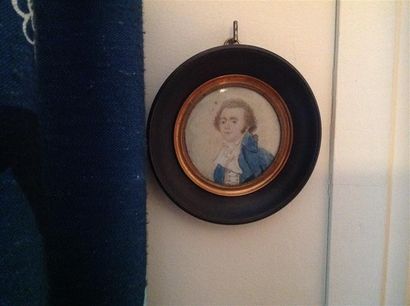 null *Ecole FRANCAISE du XVIIIe siècle Portrait d'homme à la redingote bleue Miniature...