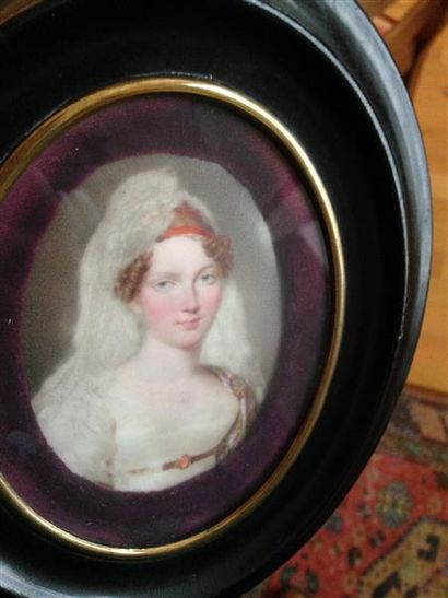 null *Ecole FRANCAISE du XIXe siècle Portrait présumé de la reine Marie-Amélie Miniature...