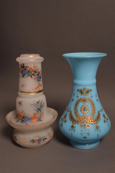 null FRANCE Vase en opaline à fond bleu turquoise réhaussé d'un décor à l'imitation...