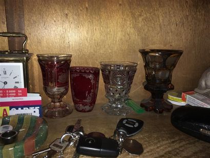 null Lot de sept verres ou vases en verre de Bohême gravé et de couleurs