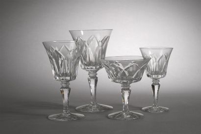 null SAINT-LOUIS Service en cristal modèle CAMARGUE comprenant douze verres à eau,...
