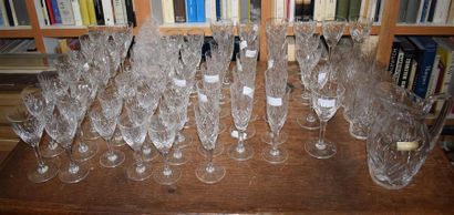 null SAINT-LOUIS Service en cristal modèle CHANTILLY comprenant six verres à eau,...