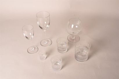 null Un ensemble de verres comprenant : 6 verres à liqueur 11 verres moyens 12 verres...