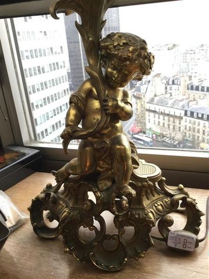 null Pied de lampe en bronze doré formé d'un angelot sur une rocaille, de style Louis...