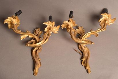 null Paire d'appliques de style Louis XV en bronze doré ciselé à deux bras de lumière...