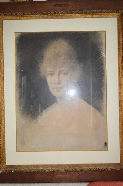 null Ecole française de la fin du XIXe siècle Portrait de femme Crayon signé et daté...