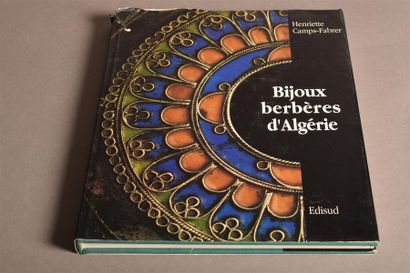 null Un lot de 3 ouvrages : - Bijoux et orfèvres en Haute-Normandie au XIXe siècle,...