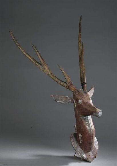 null Trophée de chasse figurant une tête de cerf en bois sculpté peint en brun-rouge.
Début...
